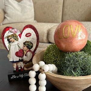 VALENTINE TABLE DECOR